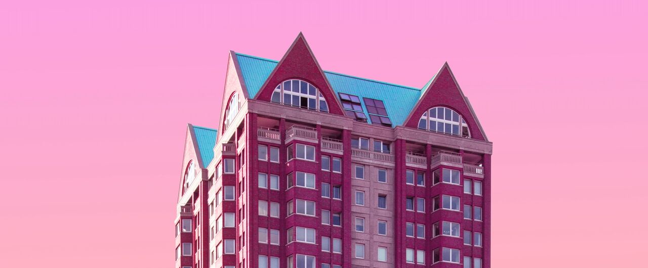 Wolkenkratzer vor pinkem Himmel